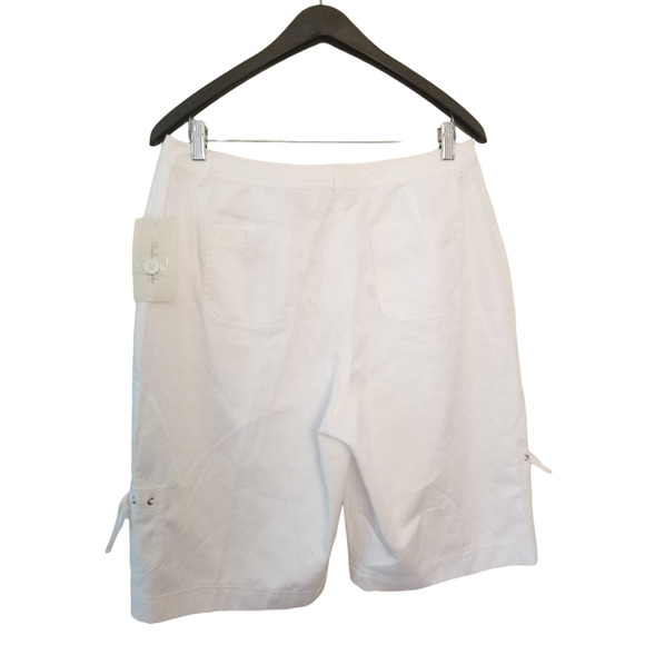 Studio Works White Capri Shorts Women's size 12P 32 Inseam 12 in NWT - Picture 2 of 10